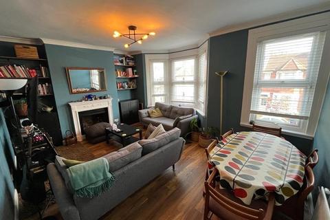 30b Glenwood Road, London, SE6 4NF
