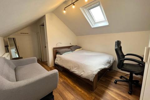 30b Glenwood Road, London, SE6 4NF