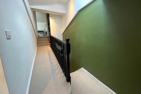 30b Glenwood Road, London, SE6 4NF