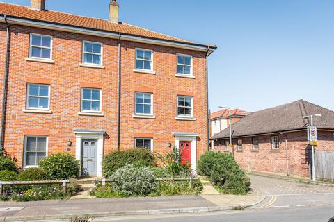 5 bedroom townhouse for sale, Chain Free in Norwich