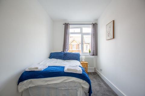 5 bedroom terraced house to rent, Crouch Road, London NW10