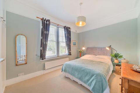 2 bedroom flat to rent, Bridge Road, East Molesey, KT8