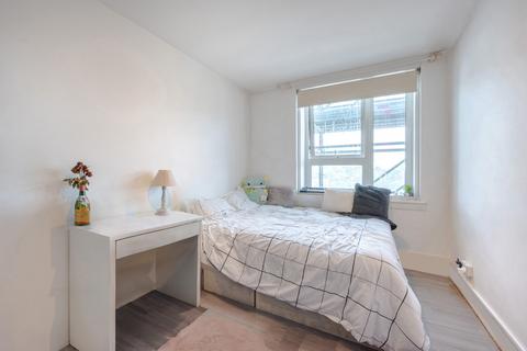 3 bedroom flat to rent, Dorney, Adelaide Road, London