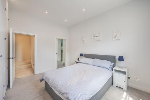 Flat 1, 26 - 27 Great Tower Street, London, EC3R 5AQ