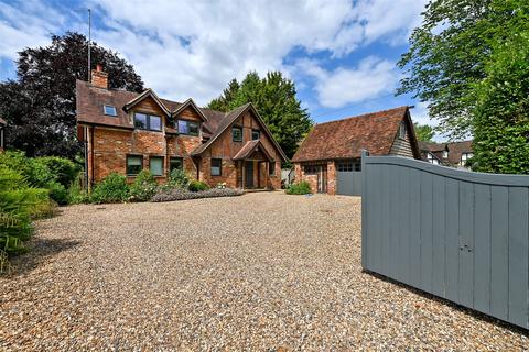 5 bedroom detached house to rent, The Avenue, Bourne End, SL8