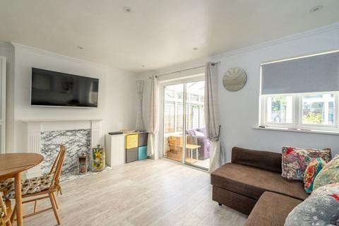 2 bedroom end of terrace house for sale, Dolphin Mews, Chichester