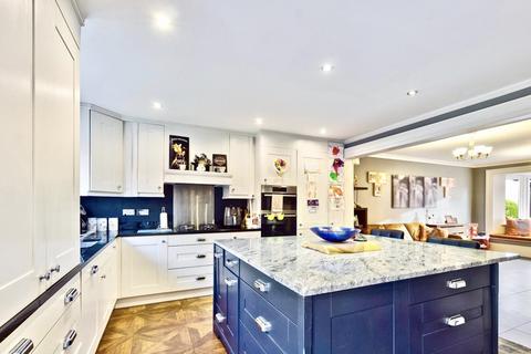 4 bedroom detached house for sale, Yew Tree Avenue, Chester CH1