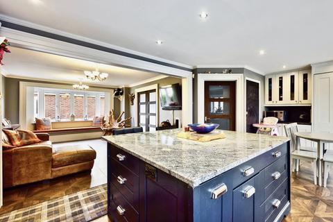 4 bedroom detached house for sale, Yew Tree Avenue, Chester CH1