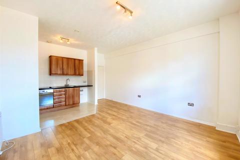 2 bedroom flat to rent, Dumpton Park Drive, Ramsgate