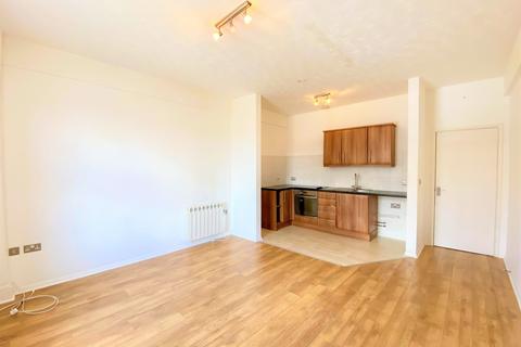 2 bedroom flat to rent, Dumpton Park Drive, Ramsgate