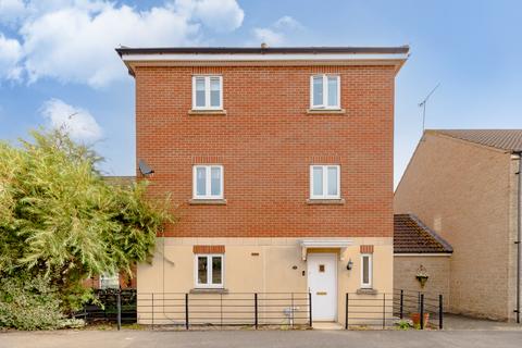 4 bedroom detached house to rent, Cookham Road, Oakhurst, Swindon