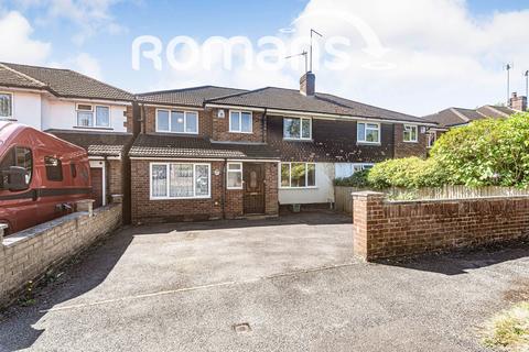 4 bedroom semi-detached house to rent, Fairway Avenue