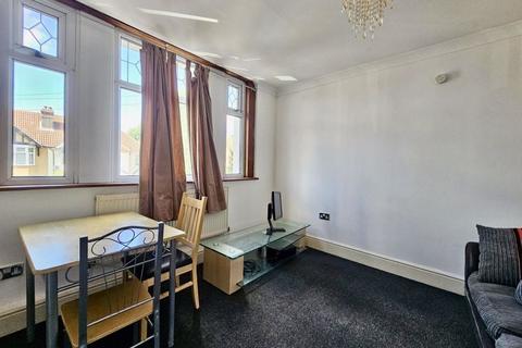 2 bedroom apartment to rent, Heath Park Road, Romford