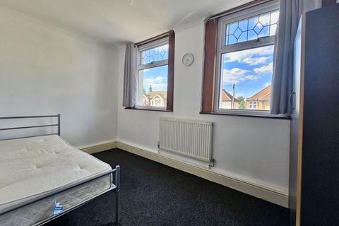 2 bedroom apartment to rent, Heath Park Road, Romford