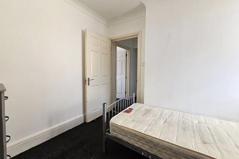 2 bedroom apartment to rent, Heath Park Road, Romford