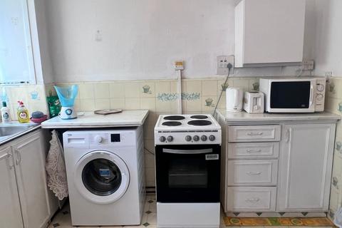 1 bedroom in a house share to rent, Somerset Gardens, London SW16