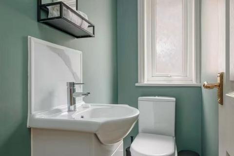 undefined, Newly Refurbished 2-Bedroom Flat - Modern, Spacious, with Parking
