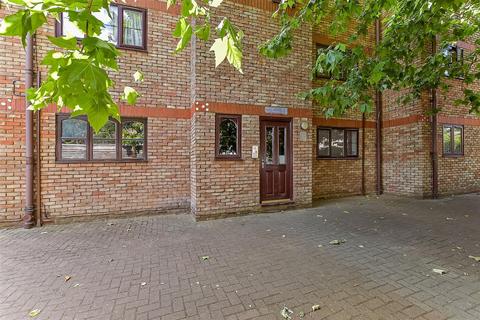 1 bedroom ground floor flat for sale, Chobham Road, London