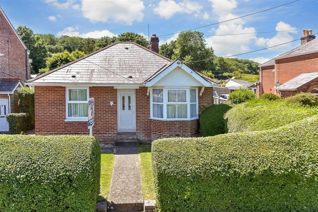 Alvington Road, Newport, Isle of Wight 3 bed detached bungalow for sale £370,000