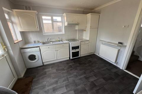 3 bedroom semi-detached house to rent, East Road, West Drayton