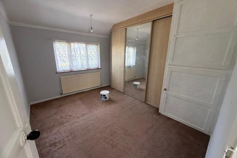 3 bedroom semi-detached house to rent, East Road, West Drayton