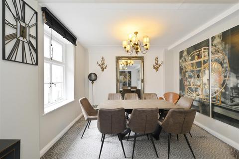 2 bedroom flat for sale, Hertford Street, Mayfair, London W1J