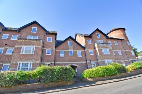 2 bedroom apartment to rent, St. Marys Road, Cromer