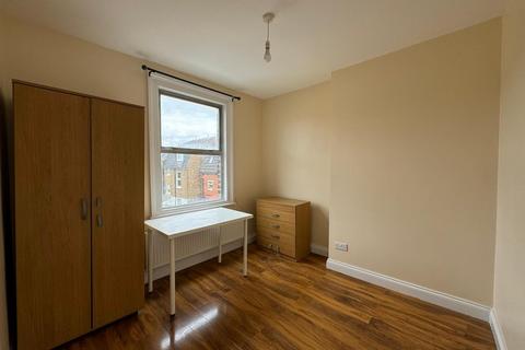 4 bedroom flat to rent, Churchfield Road, W3