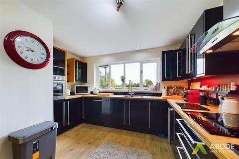 5 Dovelea, Rolleston On Dove, Burton-on-trent, DE13 9BL