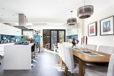23 Chalfont Way, London, W13 9XN