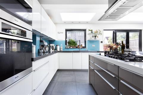 23 Chalfont Way, London, W13 9XN