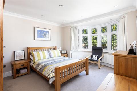 23 Chalfont Way, London, W13 9XN