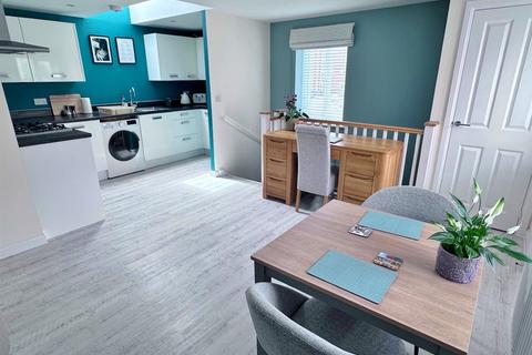 2 bedroom flat for sale, Weavers Close, Eastbourne BN21