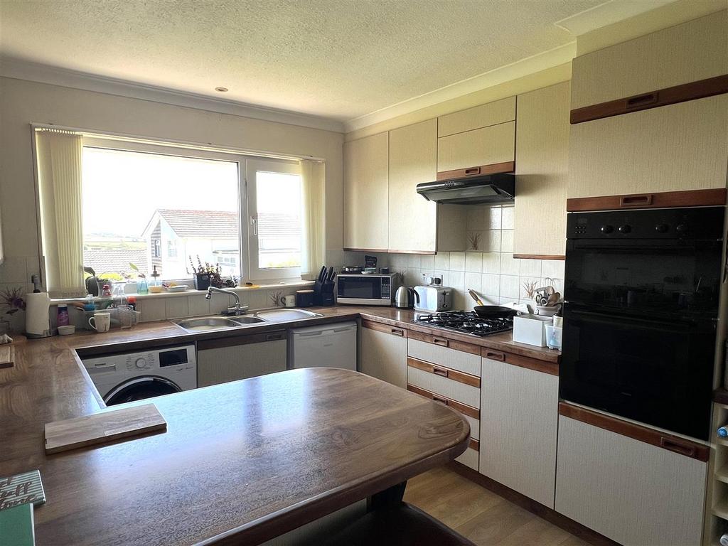 Kitchen/Breakfast Room: