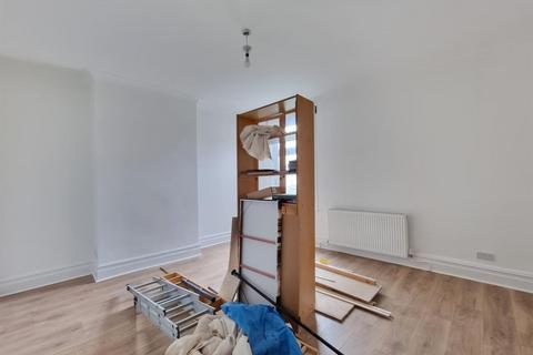 2 bedroom flat to rent, Haslemere Road, Seven Kings