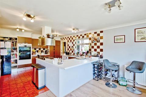 4 bedroom bungalow for sale, Chalkwell Avenue, Westcliff-on-Sea SS0