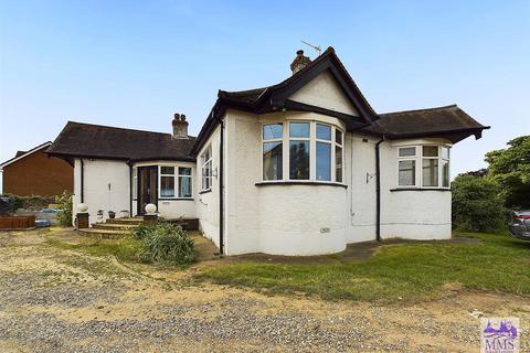 3 bedroom detached bungalow for sale, Beechwood Avenue, Chatham