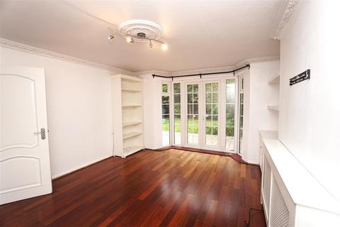 2 bedroom flat for sale, Station Road, New Barnet