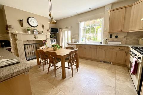 6 bedroom house for sale, Crown Terrace, Scarborough