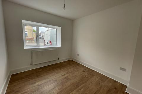 2 bedroom flat to rent, Ammanford Road, Ammanford SA18