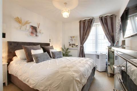 2 bedroom flat for sale, Constables Way, Hertford