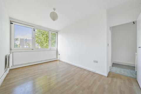 4 bedroom flat to rent, Sherfield Gardens, Roehampton SW15