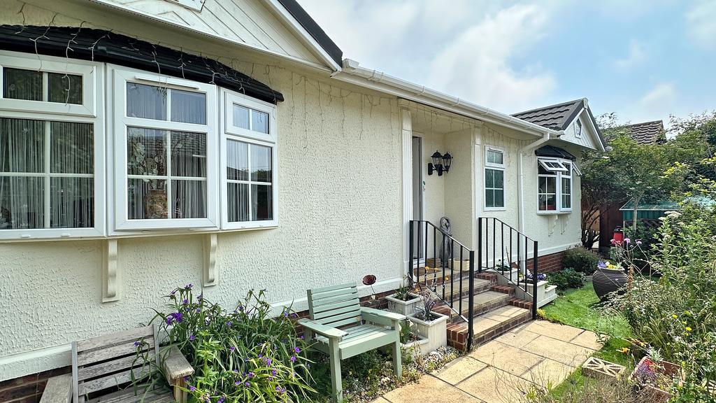 Faversham Road, Whitstable, CT5 4FE 2 bed park home for sale £250,000