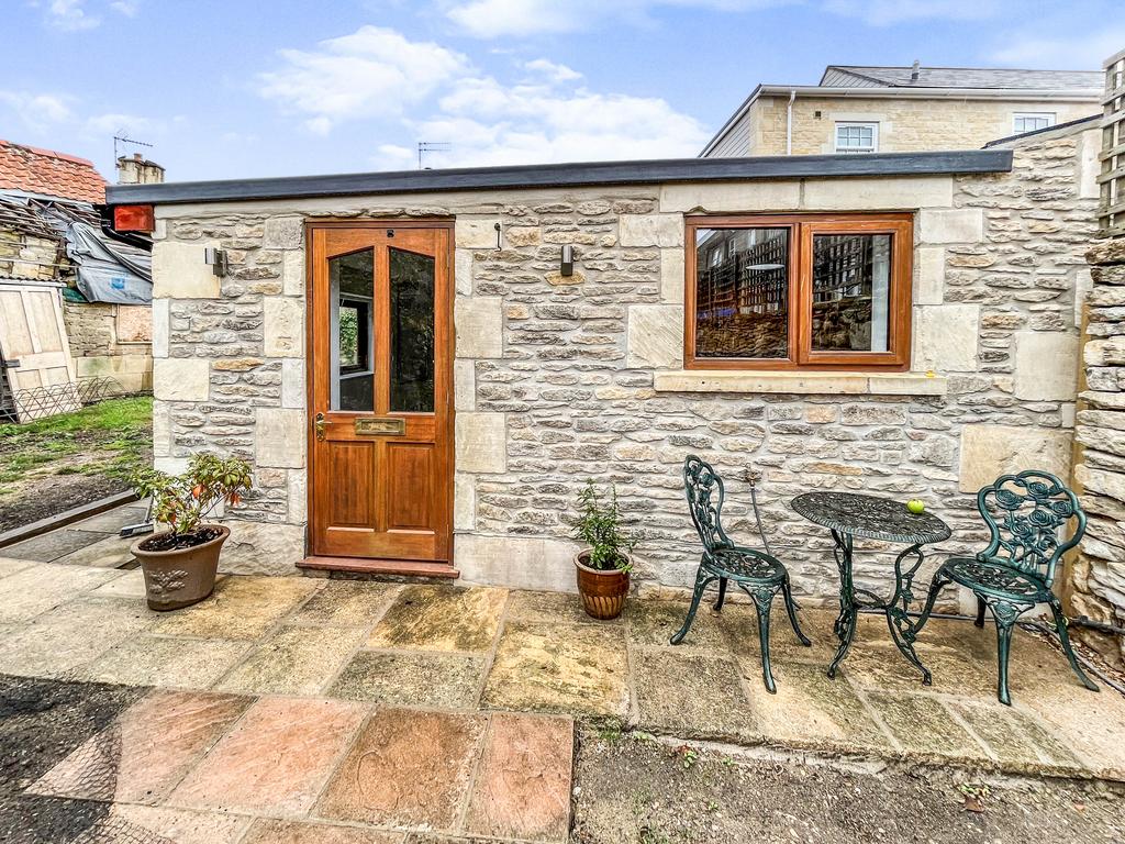 1 bedroom detached house to rent