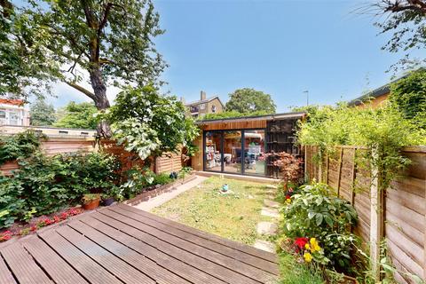 3 bedroom maisonette for sale, Kirton Gardens, London E2