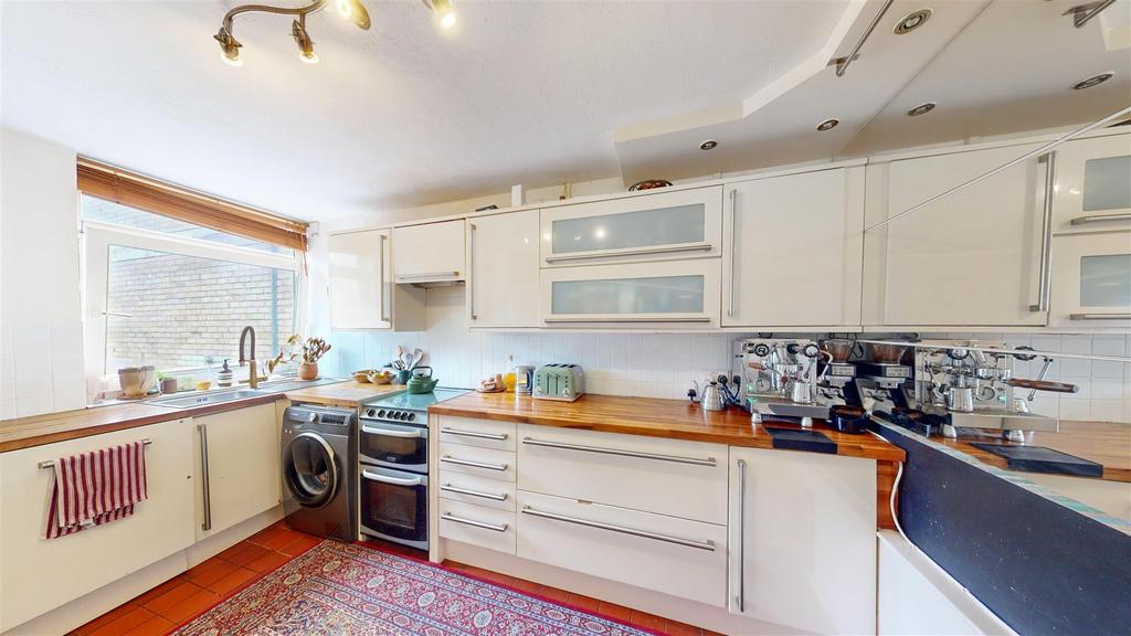 7 Kirton Gardens - SJy Eh4f JFdg1i Tjr Wwsq.jpg