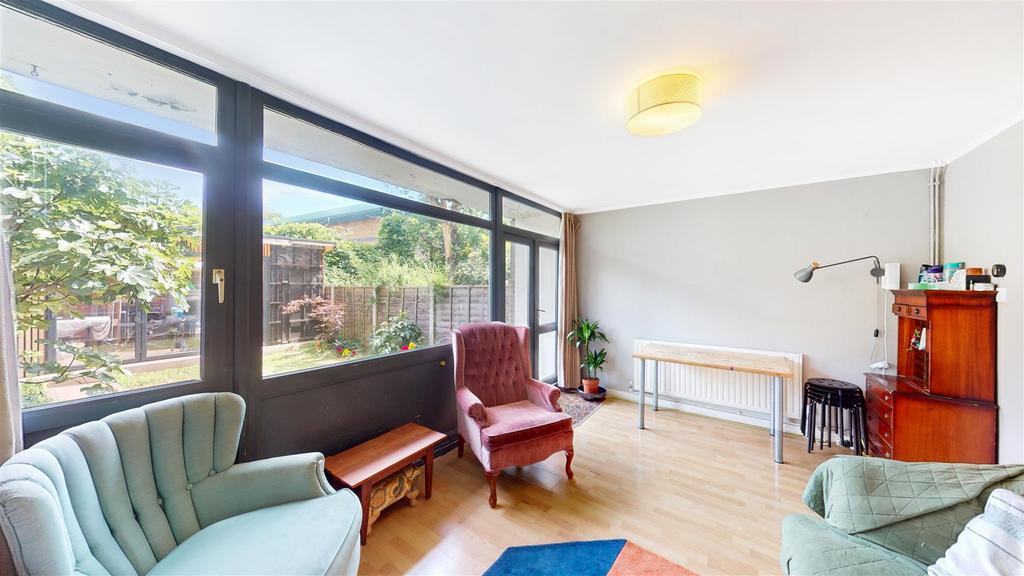 7 Kirton Gardens - I7r Rf Ai Ns VZt Uts5 U2 Fh.jpg