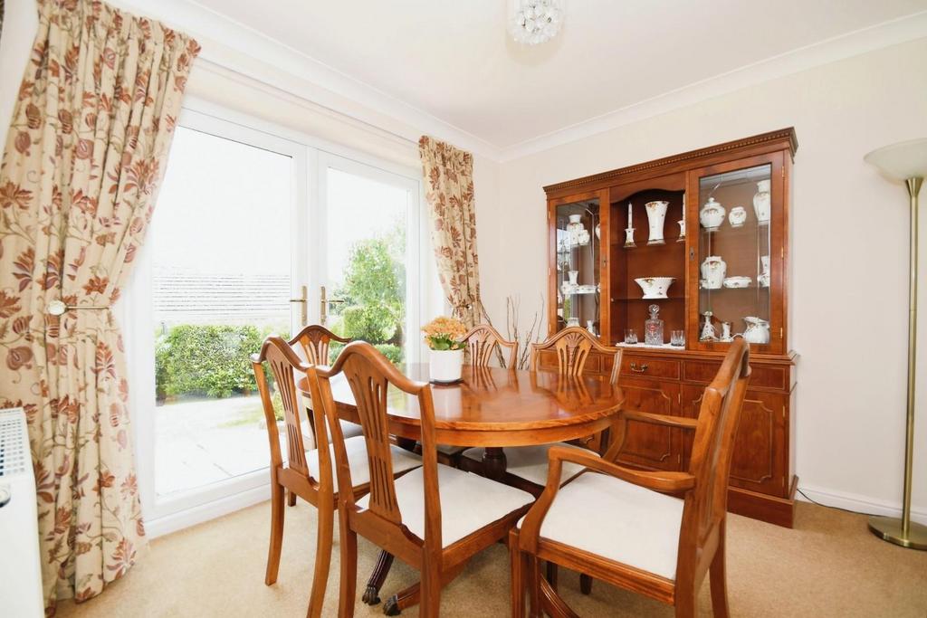 DINING ROOM.jpg
