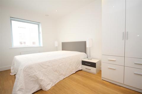 2 bedroom flat to rent, Austen House, Station View