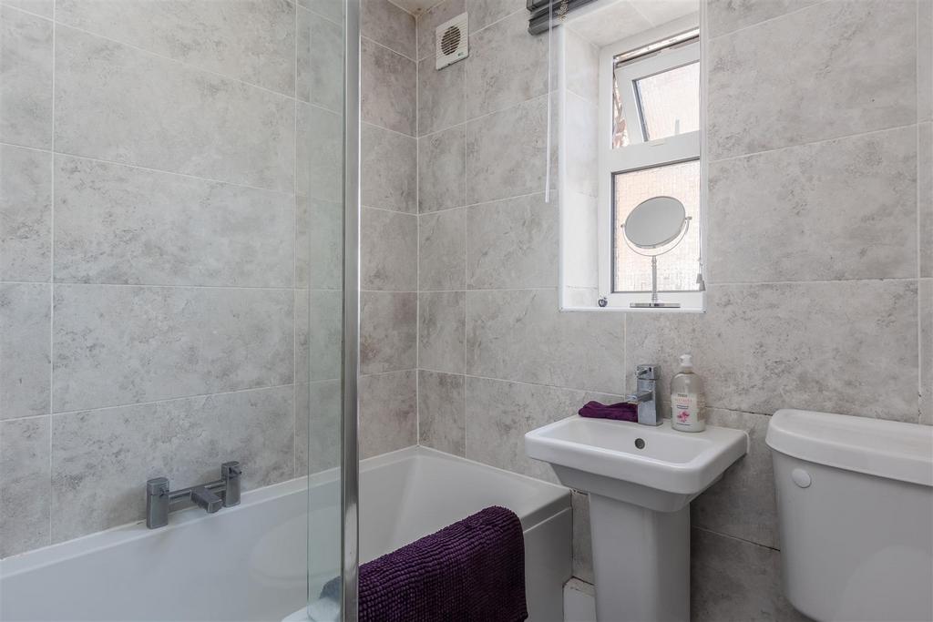 Mill Street 105 Bathroom.jpg